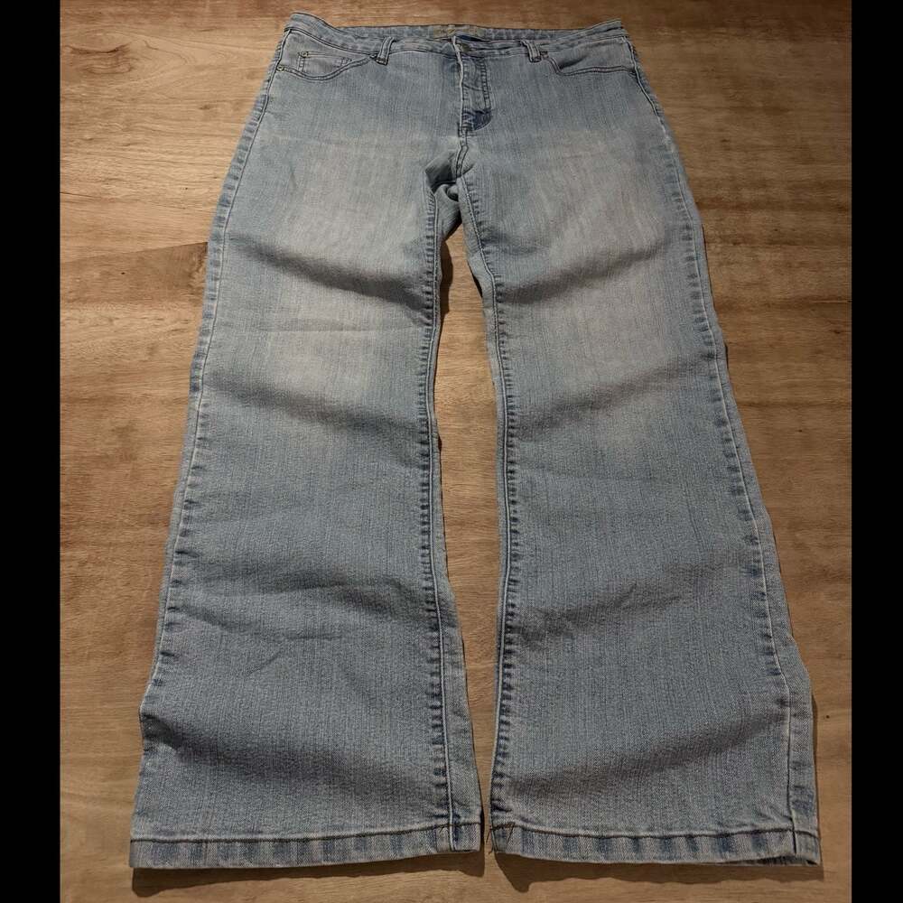 Bill Blass Linear Fit Stretch Bootcut Light Wash Denim Jeans